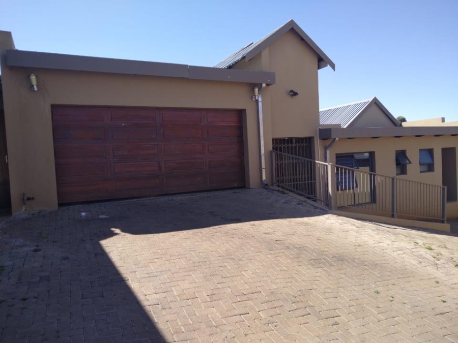 To Let 3 Bedroom Property for Rent in Hillside Free State